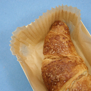 Dettaglio di vassoio con cornetto sopra